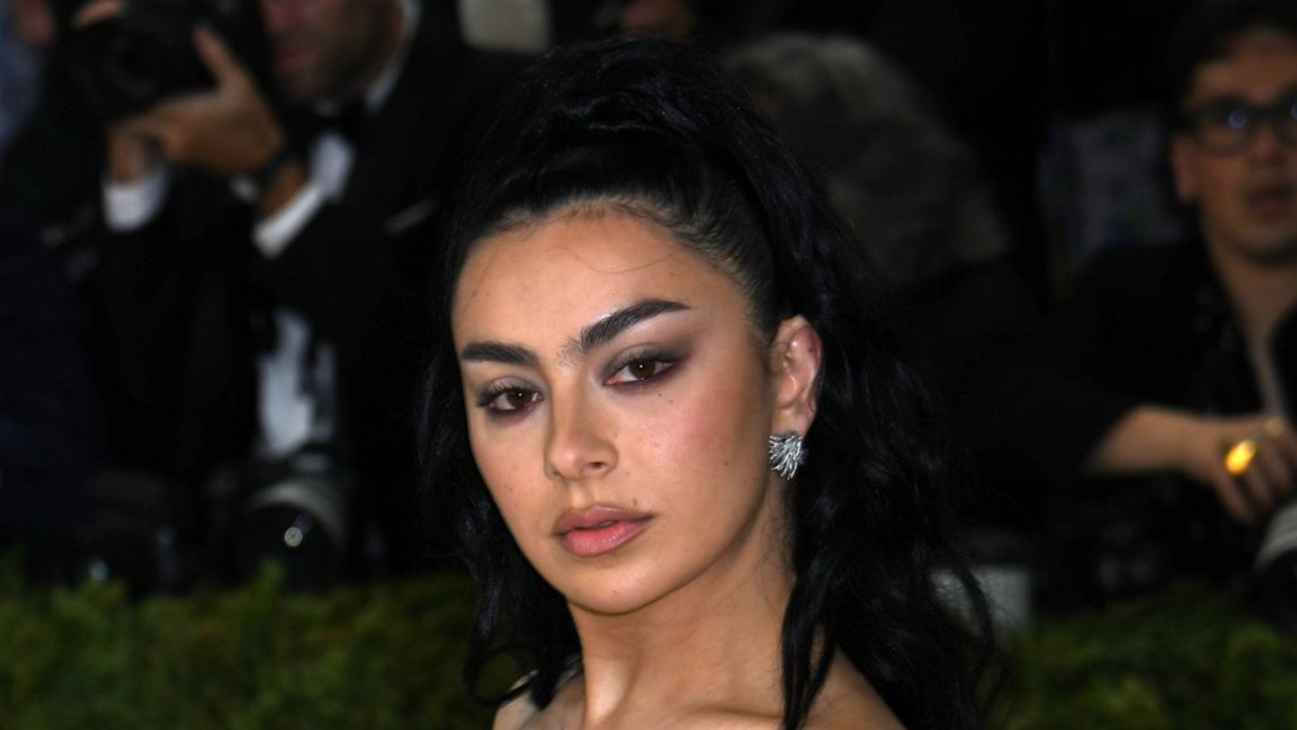 Charli xcx auf der diesjährigen Met Gala mit ihrem charakteristischen Cat-Eye-Look.