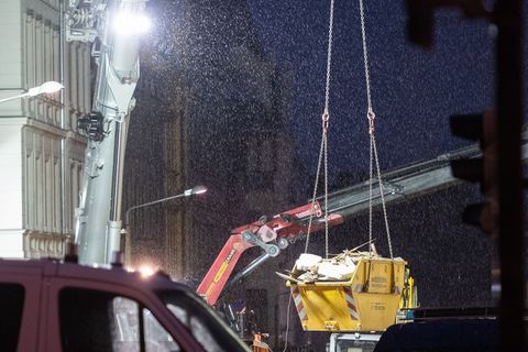 Auch im Dunkeln wurde die Suche nach den Vermissten fortgesetzt. Foto: Paul Glaser/dpa
