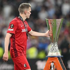Matthias Ginter vom SC Freiburg berührt im Vorbeigehen den Pokal der Europa League