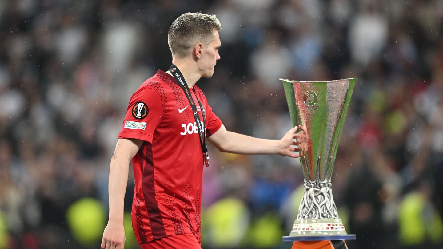 Matthias Ginter vom SC Freiburg berührt im Vorbeigehen den Pokal der Europa League