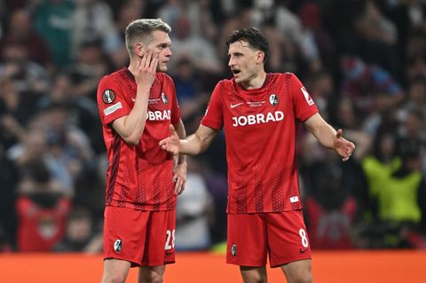 Nichts zu machen für die Freiburger um Matthias Ginter (l) und Maximilian Eggestein. Foto: Robert Michael/dpa