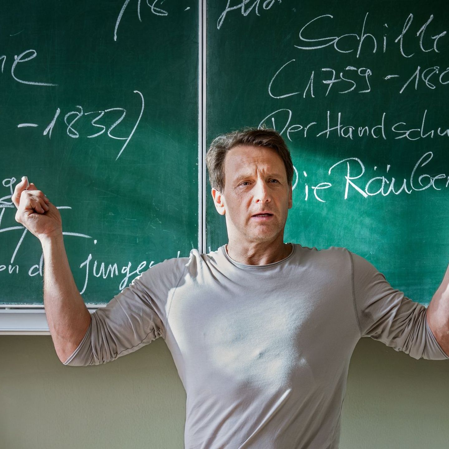 Hendrik Duryn stammt selbst aus einer Lehrerfamilie. Seine Mutter Charlotte diente ihm indirekt auch als Vorbild für die Figur Stefan Vollmer, die er in der RTL-Serie "Der Lehrer" verkörpert, wie er im Interview verrät.