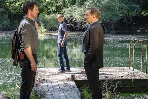 Gerichtsmediziner Daniel Vogt (Jürgen Hartmann, Mitte) spielt im "Tatort: Vergebung" (2023) aus Stuttgart eine Hauptrolle. Als er Informationen über einen Toten auf seinem Tisch verschweigt – einem Jugendfreund – werden die Kommissare Bootz (Felix Klare, links) und Lannert (Richy Müller) misstrauisch.