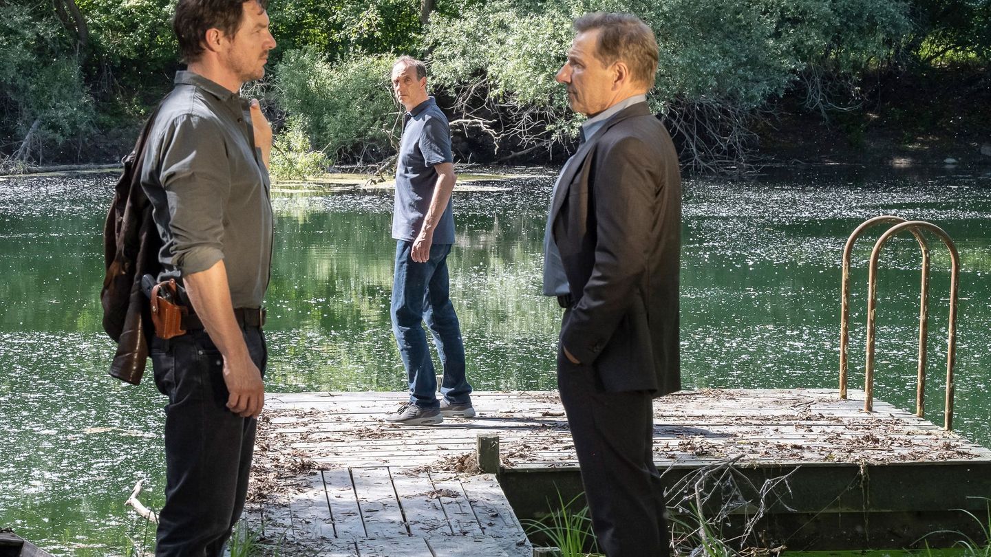 Gerichtsmediziner Daniel Vogt (Jürgen Hartmann, Mitte) spielt im "Tatort: Vergebung" (2023) aus Stuttgart eine Hauptrolle. Als er Informationen über einen Toten auf seinem Tisch verschweigt – einem Jugendfreund – werden die Kommissare Bootz (Felix Klare, links) und Lannert (Richy Müller) misstrauisch.