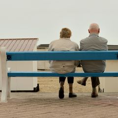Rente: Älteres Paar auf einer Bank