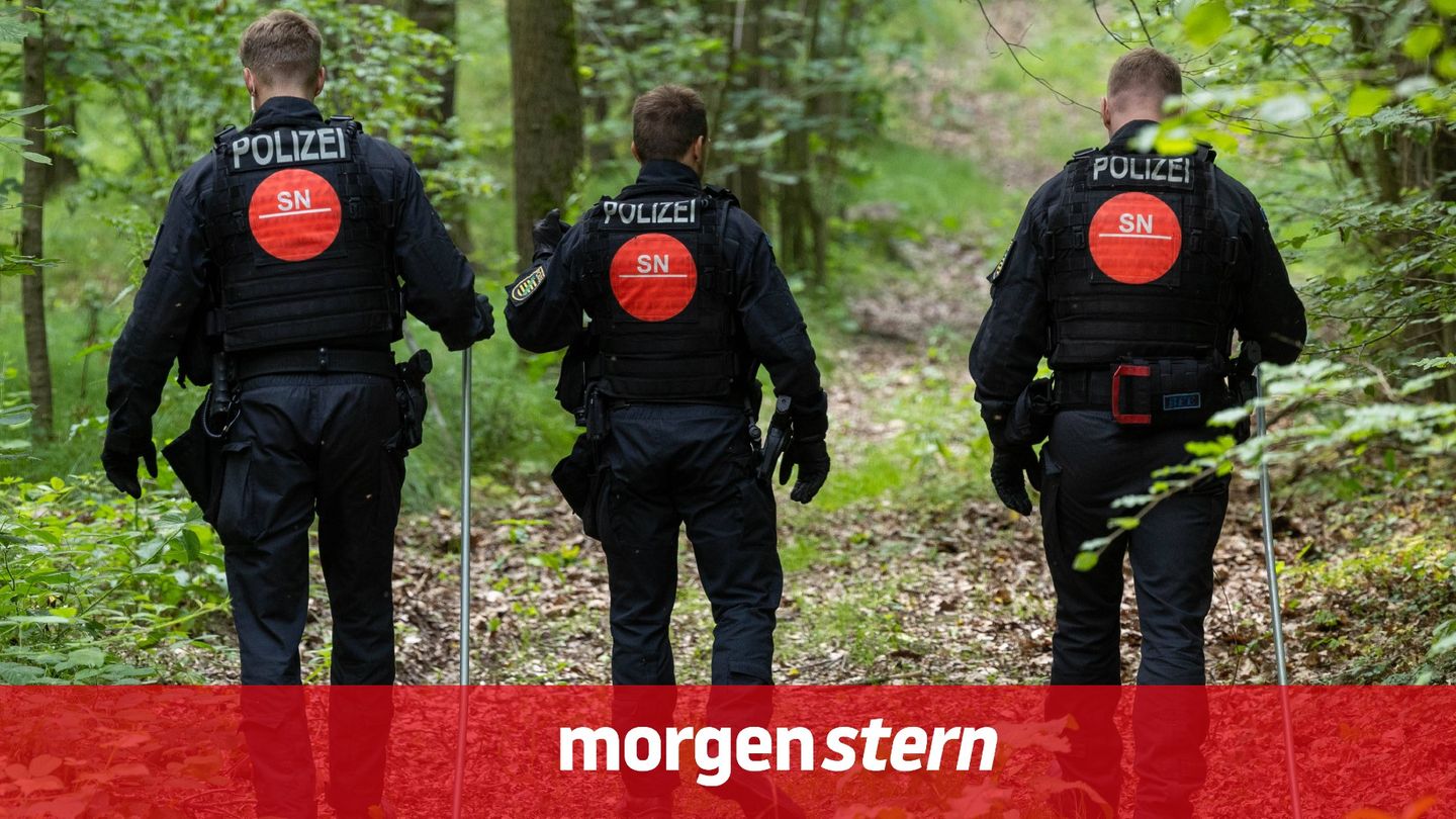 Polizisten suchen in einem Waldstück nach vermissten Kindern