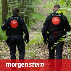 Polizisten suchen in einem Waldstück nach vermissten Kindern