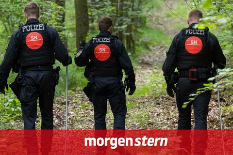 Polizisten suchen in einem Waldstück nach vermissten Kindern