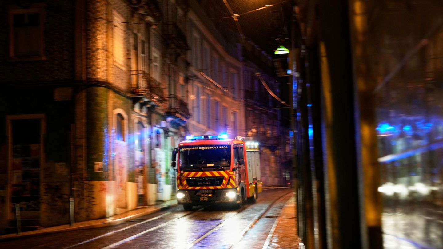 Die Kinder wurden rund 60 Kilometer südöstlich von Lissabon gefunden. (Symbolbild) Foto: Armando Franca/AP/dpa
