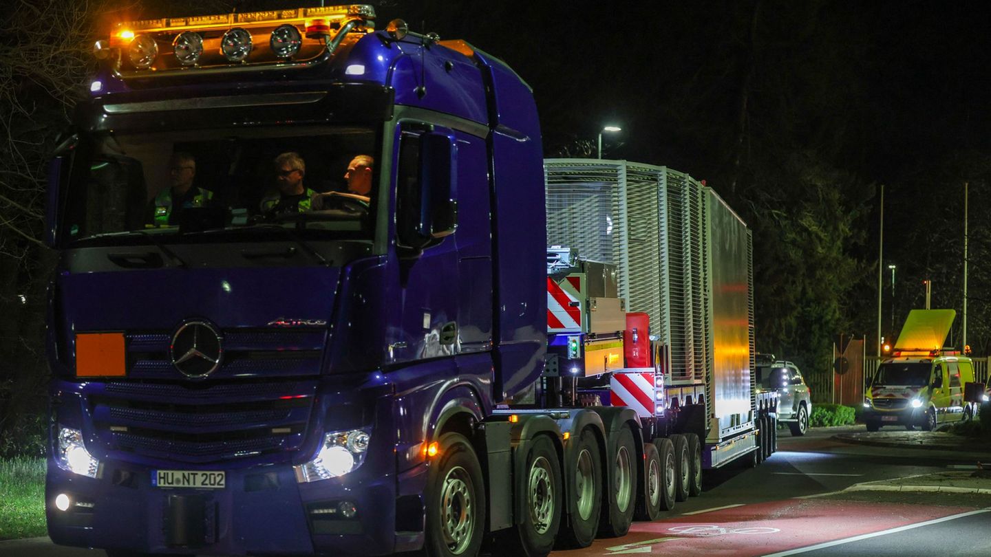 Ein Schwerlasttransporter verlässt mit einem Castor-Behälter den Standort Jülich. (Archivbild) Foto: Christoph Reichwein/dpa