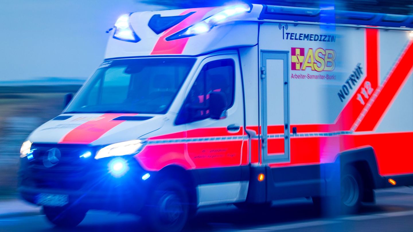 Der Unfall ereignete sich gegen 19.00 Uhr. (Symbolbild) Foto: Jens Büttner/dpa