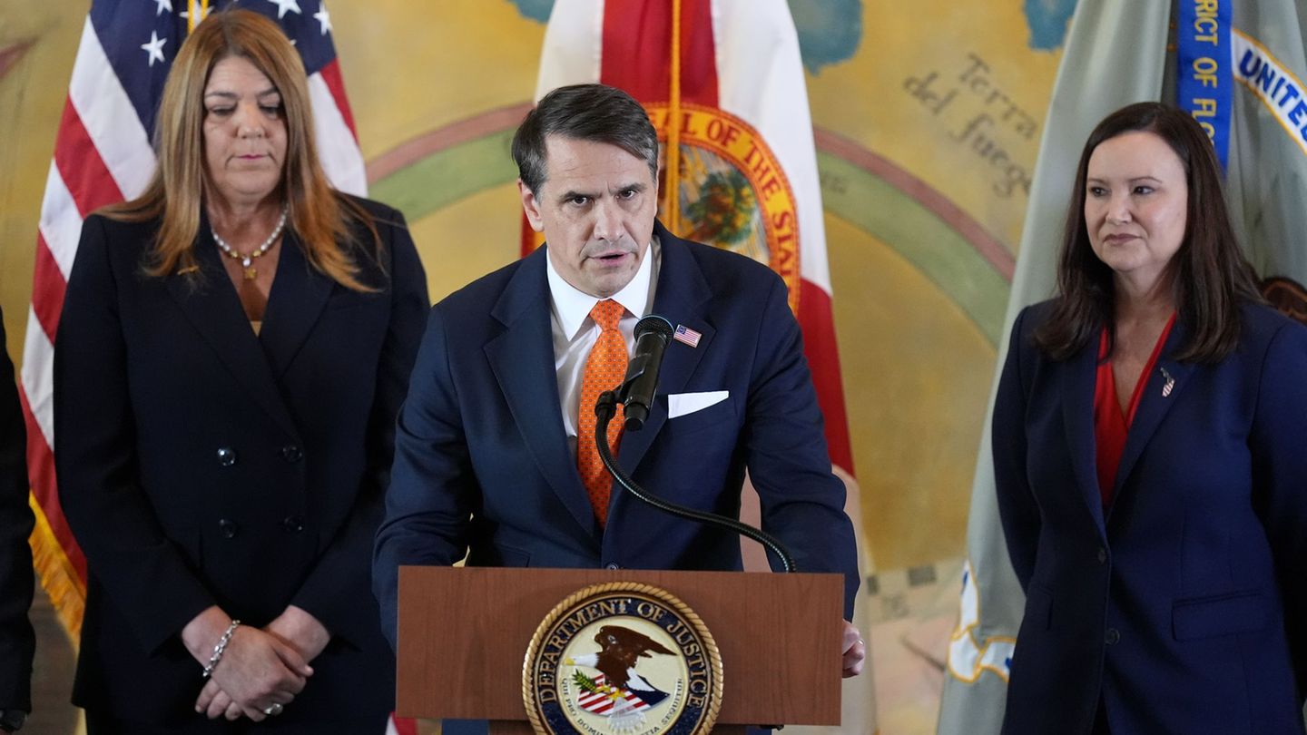 Der amtierende US-Justizminister Blanche stellte die Klage gegen Kubas Ex-Staatschef vor. Foto: Rebecca Blackwell/AP/dpa