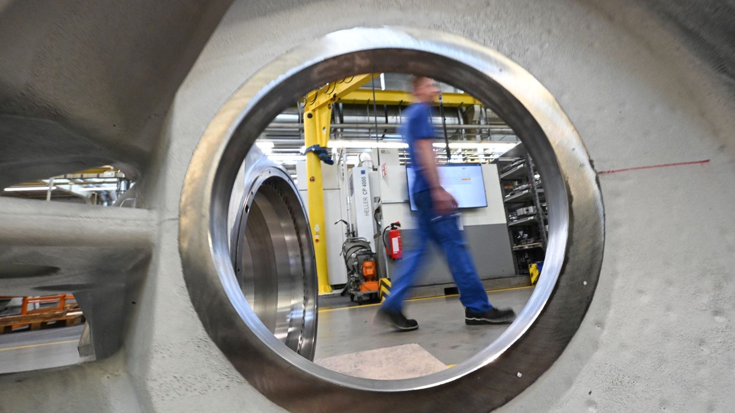 Der Stellenabbau in der Metall- und Elektroindustrie geht weiter. (Symbolbild) Foto: Bernd Weißbrod/dpa