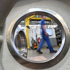 Der Stellenabbau in der Metall- und Elektroindustrie geht weiter. (Symbolbild) Foto: Bernd Weißbrod/dpa