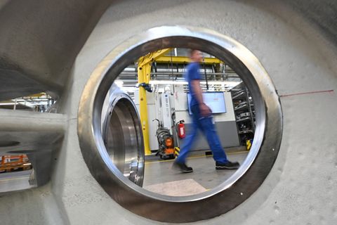 Der Stellenabbau in der Metall- und Elektroindustrie geht weiter. (Symbolbild) Foto: Bernd Weißbrod/dpa