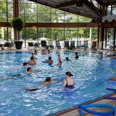 Schwimmkurs des Studierendenwerks im Eugen-Keidel-Bad. Die Nachfrage nach den Kursen ist hoch. Foto: Philipp von Ditfurth/dpa