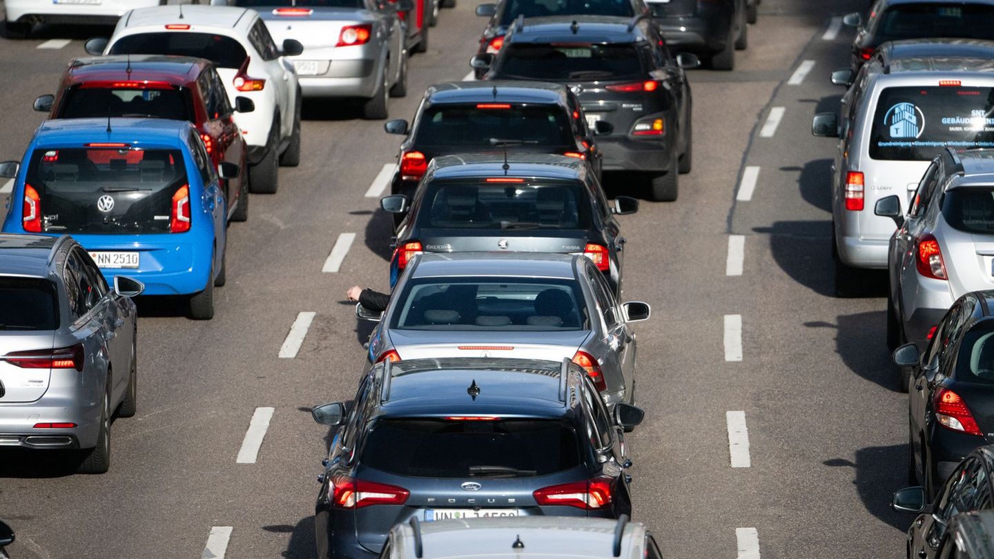 Der ADAC warnt vor erhöhter Staugefahr rund um das anstehende Pfingstwochenende. (Symbolbild) Foto: Marijan Murat/dpa