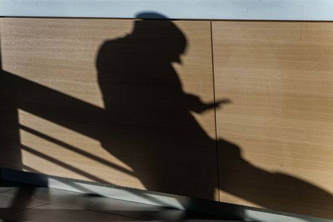 Ständig wandern der Blick und die Hand zum Smartphone: Gerade jüngeren Menschen geht es einer Umfrage der IU Internationalen Hoc