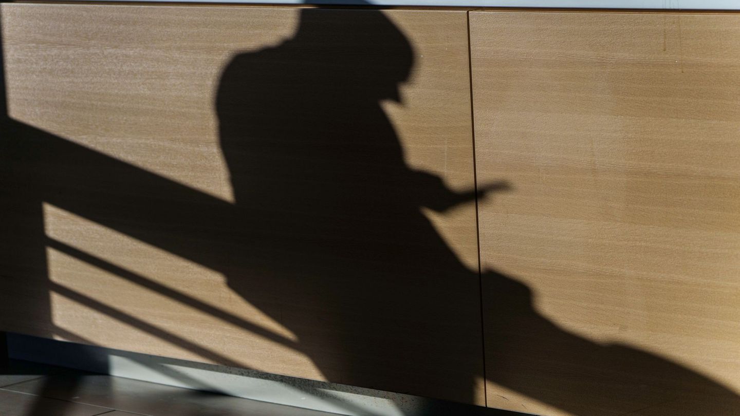 Ständig wandern der Blick und die Hand zum Smartphone: Gerade jüngeren Menschen geht es einer Umfrage der IU Internationalen Hoc