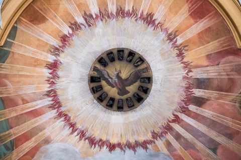 An Pfingsten feiern Christen, dass laut biblischer Überlieferung der Heilige Geist zu den Jüngern kam. Der Geist wird oft als Ta