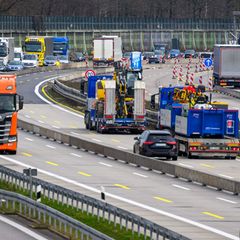 Auf der Autobahn 4 am Kreuz Chemnitz wird gebaut. Im Pfingstreiseverkehr drohen an solchen Stellen Staus. (Archivbild) Foto: Hen