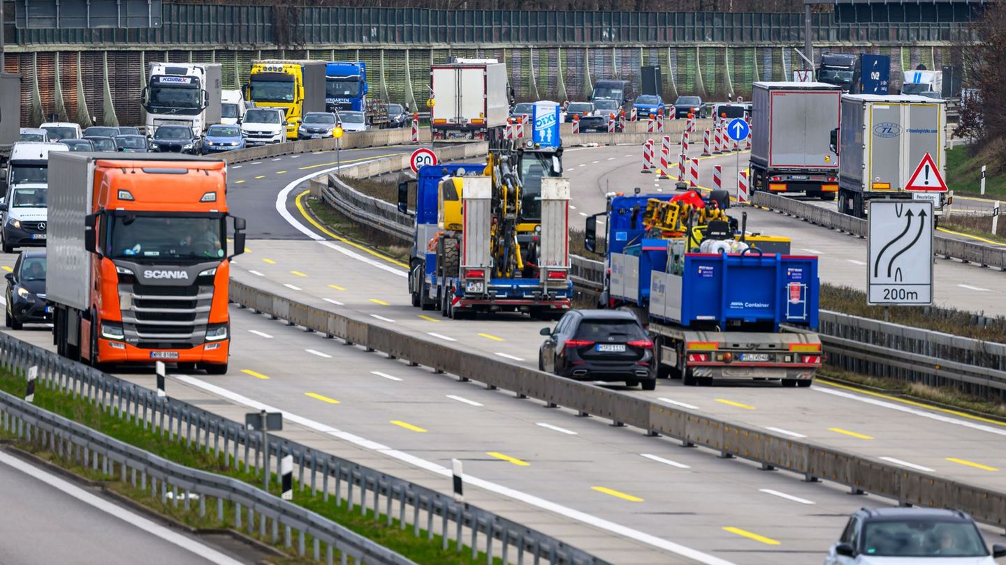 Auf der Autobahn 4 am Kreuz Chemnitz wird gebaut. Im Pfingstreiseverkehr drohen an solchen Stellen Staus. (Archivbild) Foto: Hen