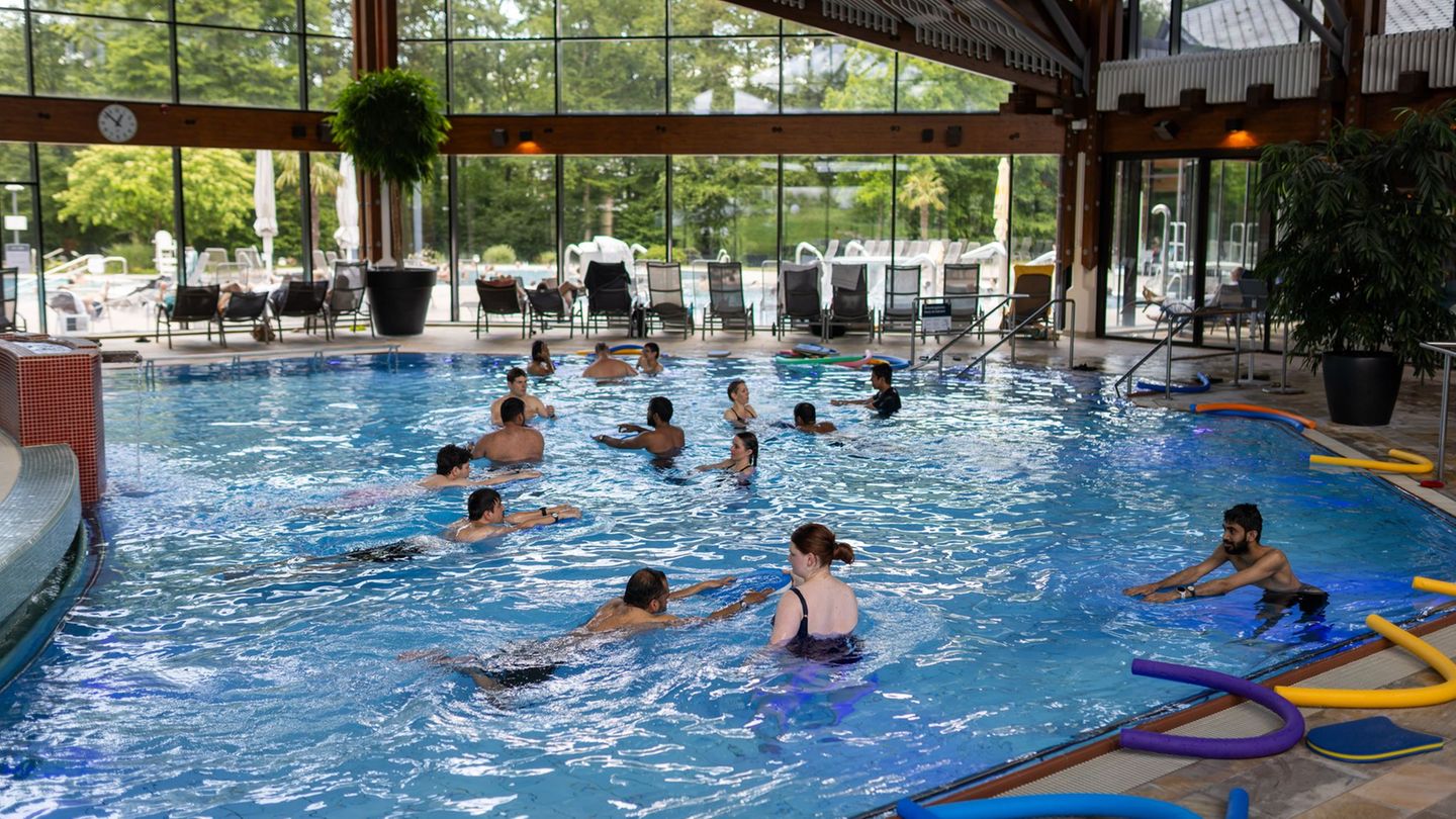 120 Studierende nehmen an den neuen Schwimmkursen in Freiburg teil. Foto: Philipp von Ditfurth/dpa