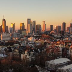 Wer in Frankfurt eine Immobilie kaufen will, muss viel Geld mitbringen. (Symbolbild) Foto: Boris Roessler/dpa