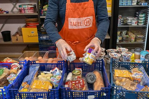 In Sachsen-Anhalt machen die hohen Spritpreisen den Tafeln zu schaffen. (Archivbild) Foto: Patrick Pleul/dpa