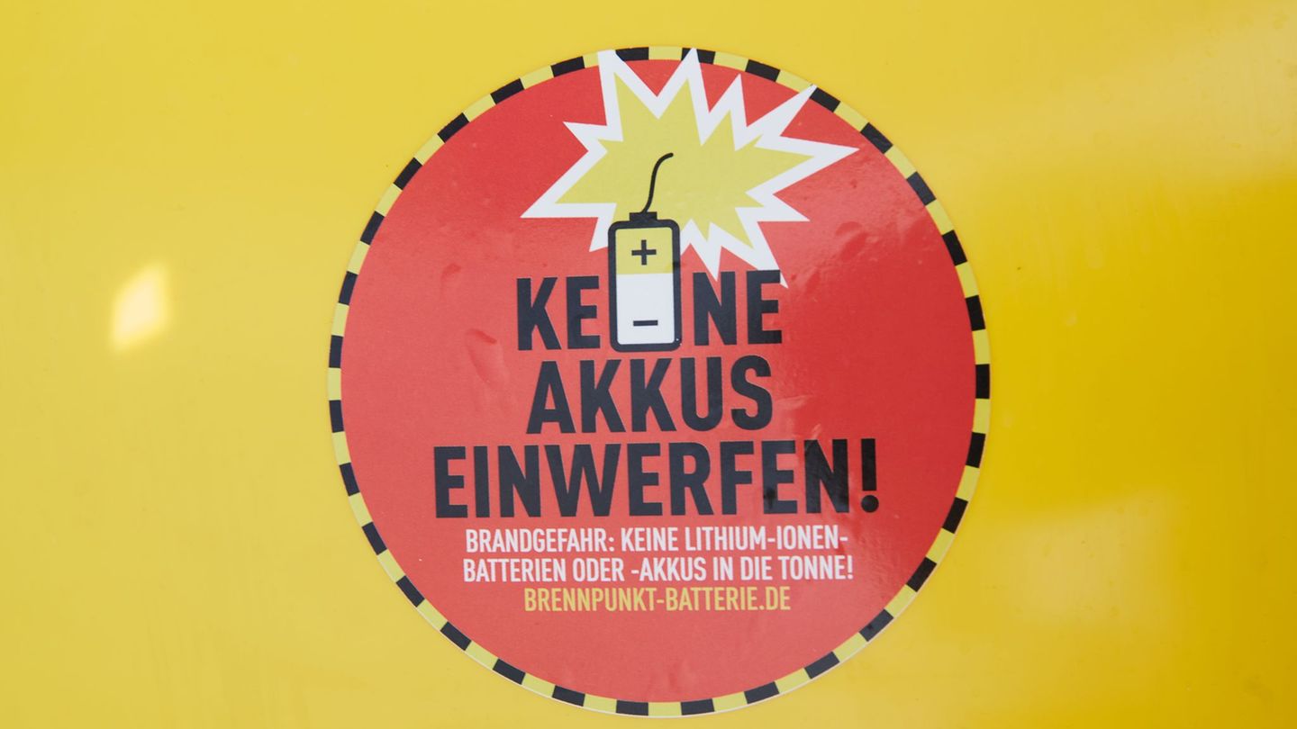 Im Müll können sich Lithiumbatterien leicht entzünden - etwa, wenn sie in Müllpressen verformt werden. (Symbolbild) Foto: Annett