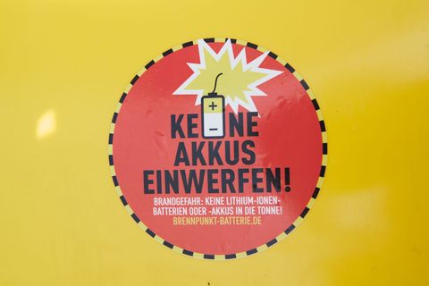 Im Müll können sich Lithiumbatterien leicht entzünden - etwa, wenn sie in Müllpressen verformt werden. (Symbolbild) Foto: Annett