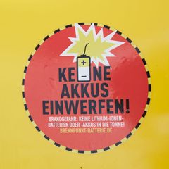 Im Müll können sich Lithiumbatterien leicht entzünden - etwa, wenn sie in Müllpressen verformt werden. (Symbolbild) Foto: Annett