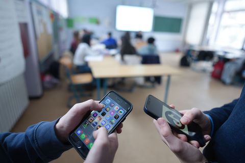 Der Aktionsrat Bildung fordert Altersgrenzen für Social-Media-Plattformen - und private Handynutzung in den Schulen erst ab der