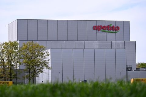 In diesen Lagerhallen ist es minus 22 Grad kalt. Vorne eine kleinere Logistikhalle, dahinter eine 43 Meter hohe Riesenhalle. Fot