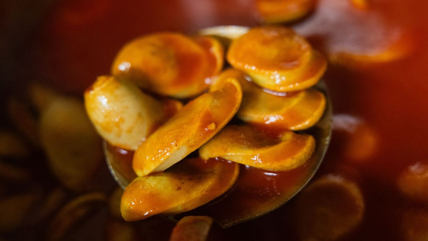 Eine Currywurst gefällig? Foto: Rolf Vennenbernd/dpa