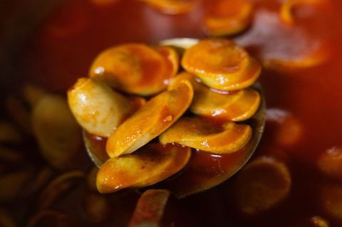 Eine Currywurst gefällig? Foto: Rolf Vennenbernd/dpa