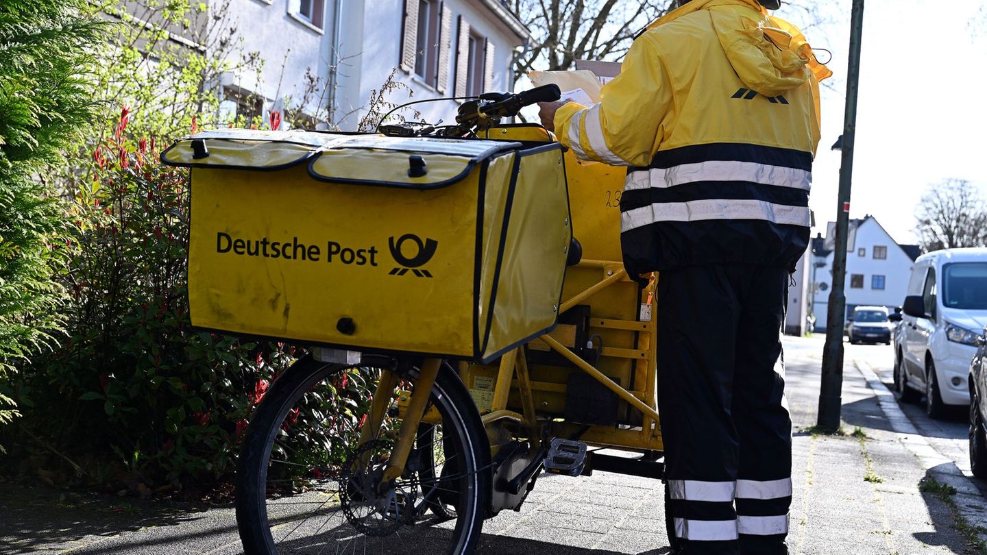 Die meisten Briefe tragen hierzulande Postboten der Deutschen Post aus. (Archivbild) Foto: Wolf von Dewitz/dpa