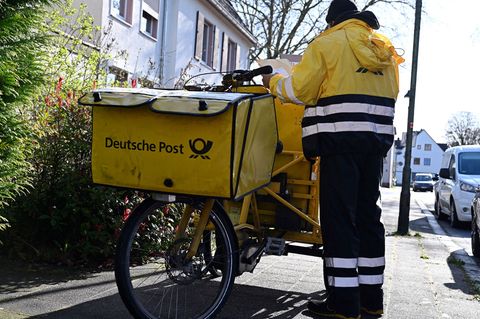 Die meisten Briefe tragen hierzulande Postboten der Deutschen Post aus. (Archivbild) Foto: Wolf von Dewitz/dpa