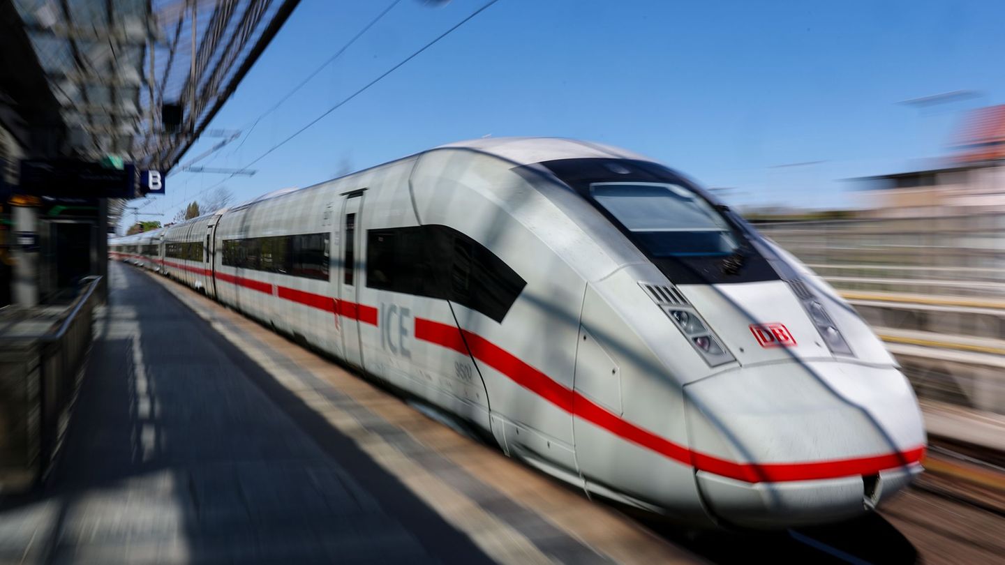 Am Pfingstwochenende erwartet die Bahn viele Fahrgäste in ihren Zügen. (Archivbild) Foto: Jan Woitas/dpa