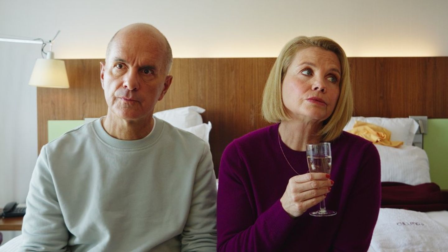 "Merz gegen Merz - Geständnisse": Anne Merz (Annette Frier, r.) und ihr Ex-Mann Erik (Christoph Maria Herbst) nutzen einen kur