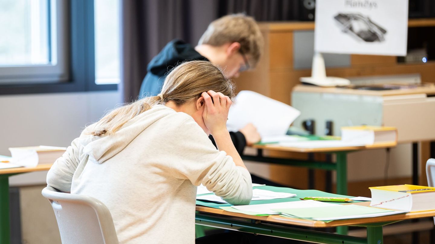 Als Erstes werden die Schülerinnen und Schüler der 10. Klasse in Deutsch geprüft. (Symbolbild) Foto: Silas Stein/dpa
