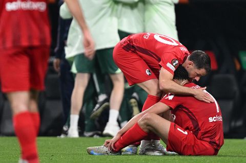 Derry Scherhant (r, SC Freiburg) wird bei Spielende von Christian Günter (SC Freiburg) getröstet