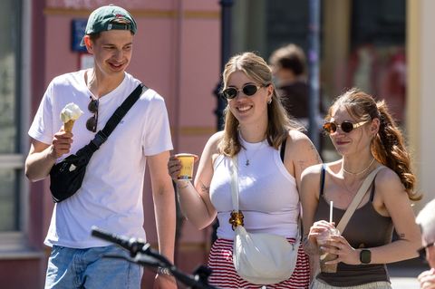 Ein Eis in der Hand und ein Lächeln im Gesicht. Sonne erfreut die Gemüter. (Symbolbild) Foto: Frank Hammerschmidt/dpa
