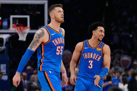 Isaiah Hartenstein (l) überzeugte beim Sieg gegen die San Antonio Spurs. Foto: Tony Gutierrez/AP/dpa