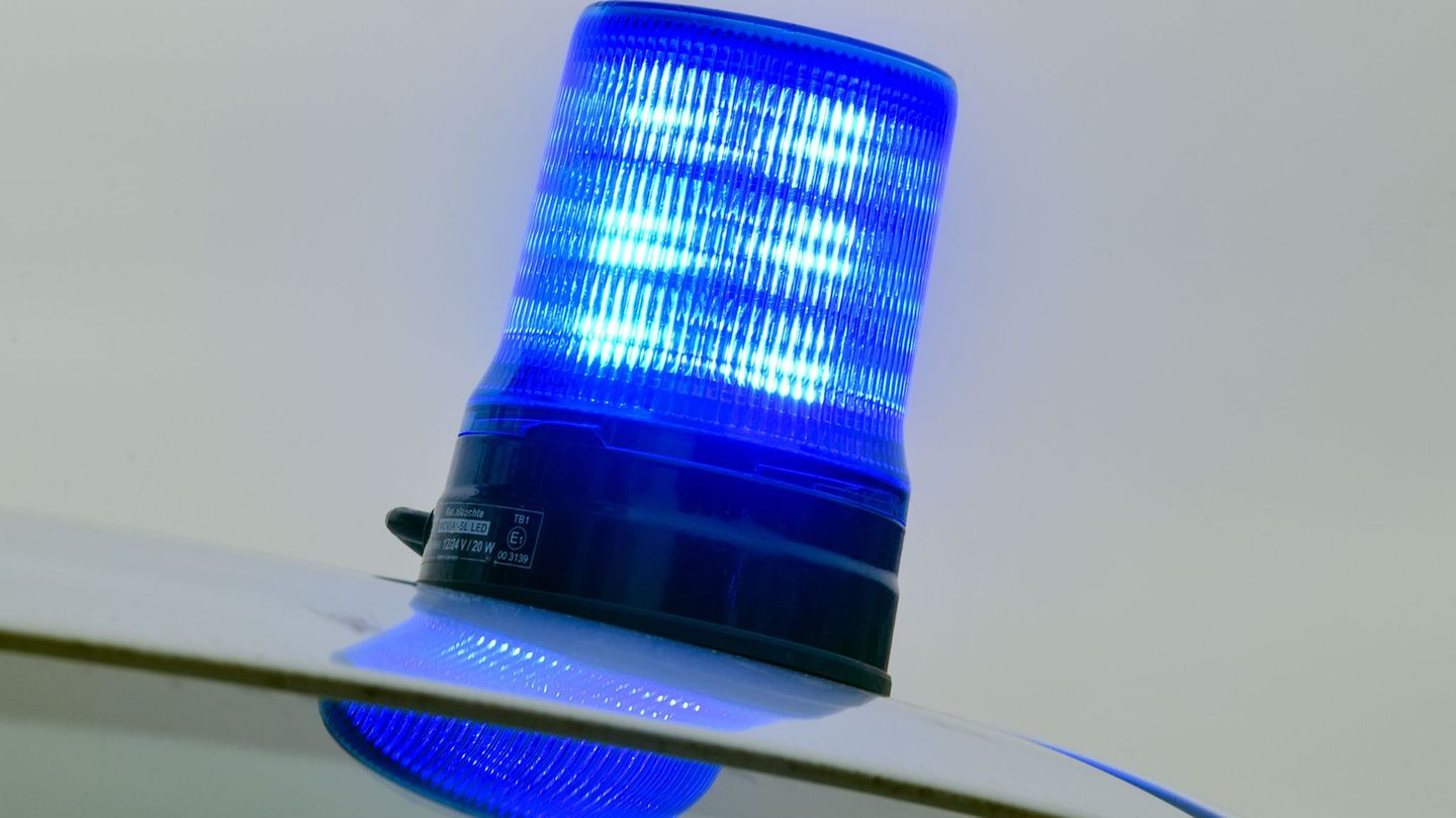 Nach der Flucht des Autofahrers fand die Polizei das Auto auf einem Parkplatz im Stadtteil Bieber. (Symbolbild) Foto: Patrick Pl