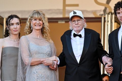 Laura Dern mit ihrem Vater und ihren beiden Kindern auf dem roten Teppich in Cannes.