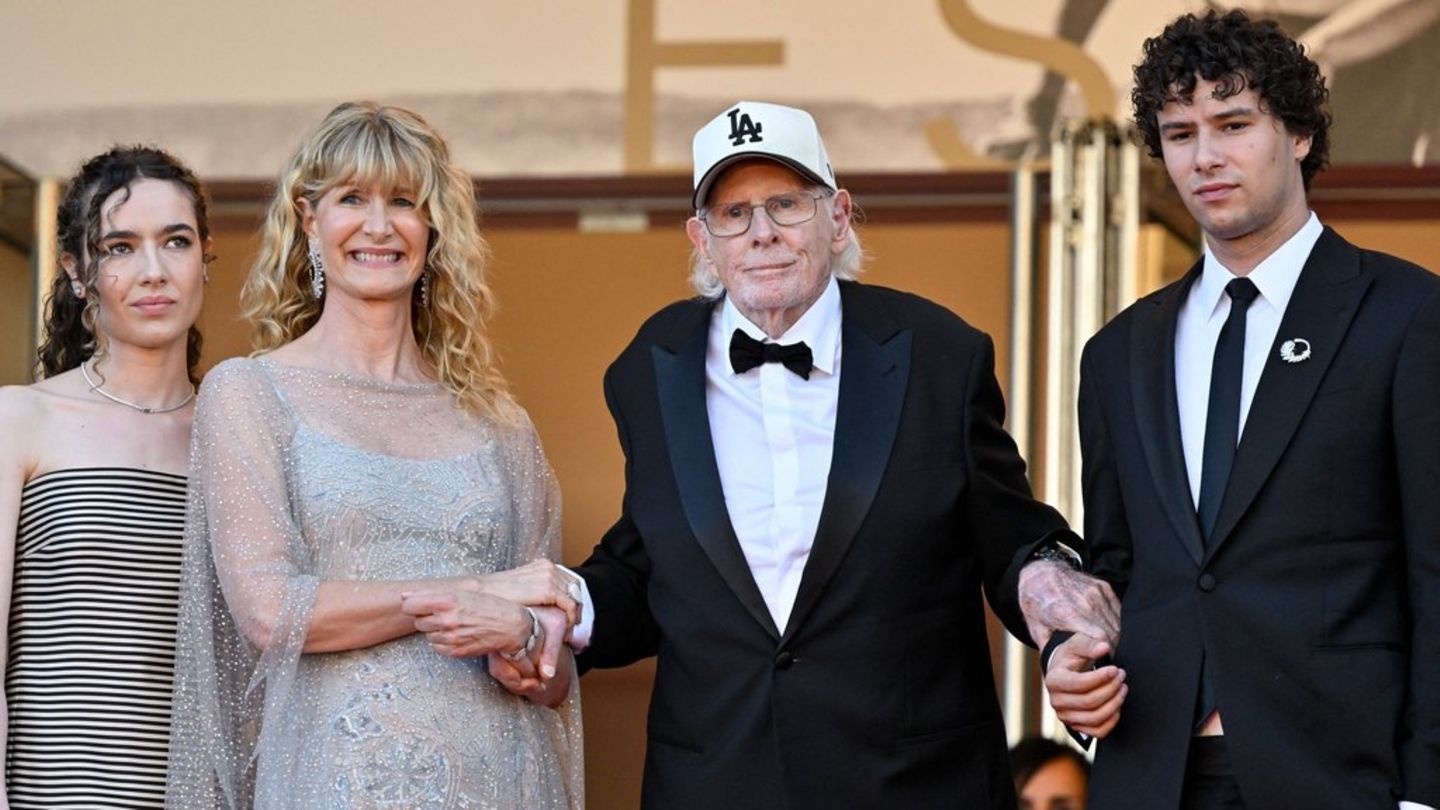 Laura Dern mit ihrem Vater und ihren beiden Kindern auf dem roten Teppich in Cannes.