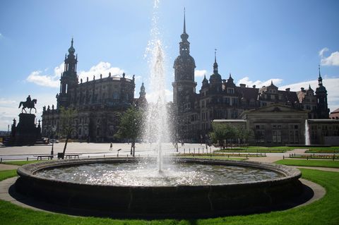 Aktivisten der Protestbewegung "Extinction Rebellion" haben in Dresden und anderen Städten das Brunnenwasser grün gefärbt. (Arch