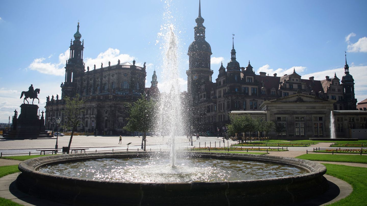 Aktivisten der Protestbewegung "Extinction Rebellion" haben in Dresden und anderen Städten das Brunnenwasser grün gefärbt. (Arch