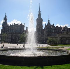 Aktivisten der Protestbewegung "Extinction Rebellion" haben in Dresden und anderen Städten das Brunnenwasser grün gefärbt. (Arch